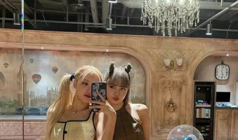 Lisa、Rosé同游伦敦还原电影情节？“五花肉”CP粉丝坐不住了！