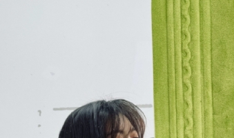 赵今麦晒对镜自拍 “倔强的刘海儿”吸睛