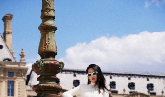 <b>李沁巴黎时装周造型大片 身穿白色蕾丝镂空裙温婉优雅</b>