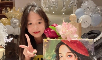 钟丽缇晒合照为女儿庆生 13岁Jaden对镜微笑甜美有气质