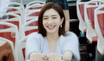 江疏影晒彩色泡泡梦幻写真 一袭黑发白裙童趣满满