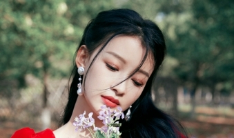 孙怡穿红色玫瑰公主裙可爱减龄 花园中随风起舞甜美度满分