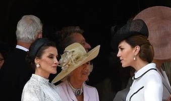 46岁西班牙王后换黑色腰带再穿印花裙！扑面而来的高贵美得独特